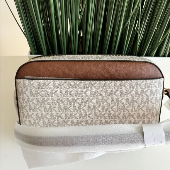 NWT Michael Kors authentic - Picture 3 of 8